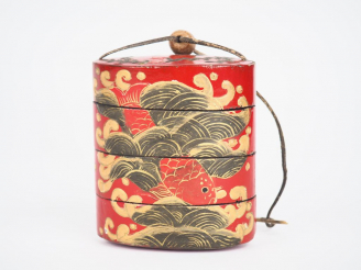 Vente aux enchères Japon, 1900,  Inro en bois laqué, décor de carpes sur fond rouge.  H. 