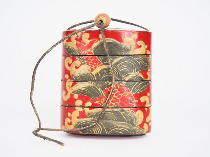 Japon, 1900,  Inro en bois laqué, décor de carpes sur fond rouge.  H. 