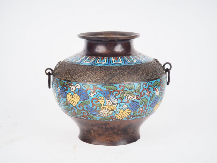 Vase en bronze et émaux champlevés décor de phénix volant parmi des lo