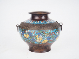 Vente aux enchères Vase en bronze et émaux champlevés décor de phénix volant parmi des lo