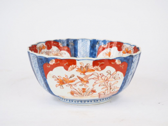 Vente aux enchères Coupe en porcelaine d'Imari décor d'arbustes en fleurs et d'oiseaux Ja