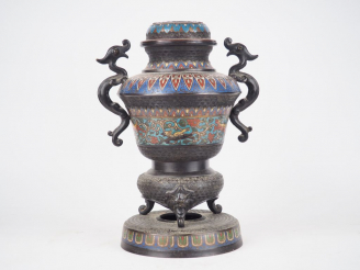 Vente aux enchères Brule parfum XIXème en bronze et cloisonnés du Japon à décor d'animaux