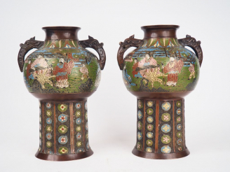 Vente aux enchères Paire de vases balustres en champlevés, à décor d'un salon de musique 