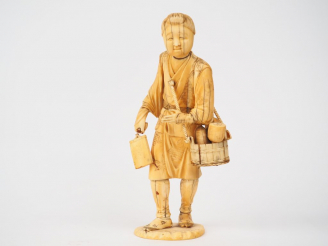Vente aux enchères Okimono en ivoire du Japon XIXème "Le peintre" Poids : 655 g (petits a