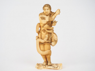 Vente aux enchères Okimono en ivoire du Japon XIXème 'personnage mythologique et serpent"