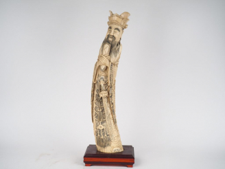 Vente aux enchères Statuette en ivoire représentant l'auguste de jade (divinté du tao) Ch
