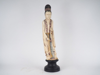Vente aux enchères Statuette en ivoire polychrome 'divinité"  Chine vers 1930 Poids : 6 k