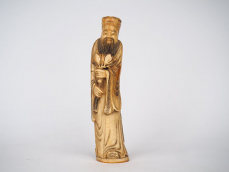 Vente aux enchères Statuette en ivoire patinée représentant un sage tenant un branchage f