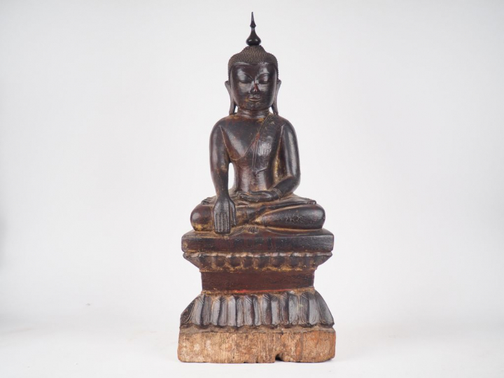 Bouddha en bois laqué brun rouge dans la position de la prise de la te