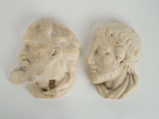 Vente aux enchères Paire de plaques en marbre sculpté 'Têtes d'apôtres'. 13 x 11 et 13 x 