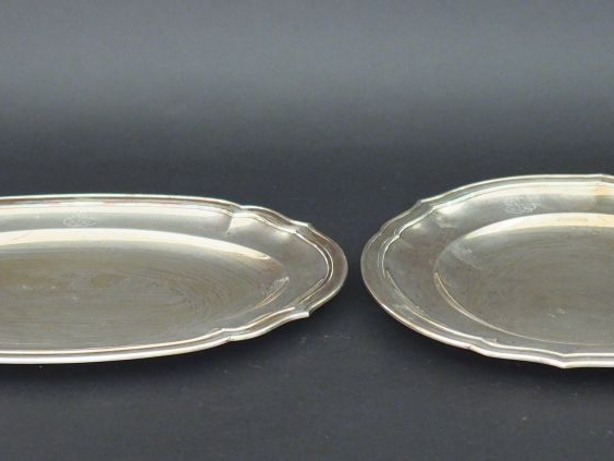 Plat ovale et plat rond de style Louis XV en argent, poinçon Minerve. 