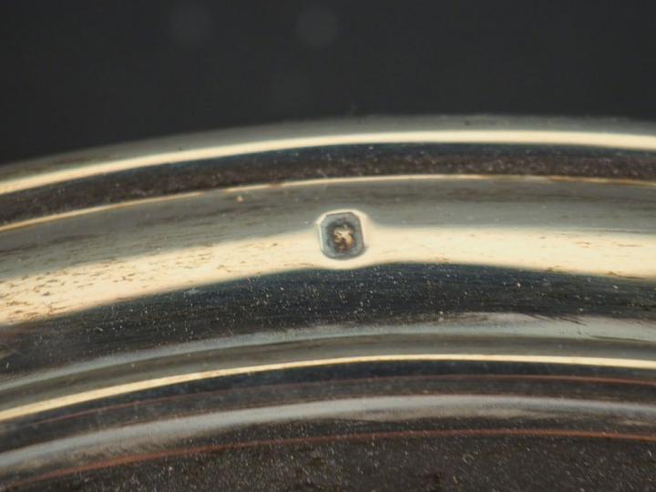 Plat ovale et plat rond de style Louis XV en argent, poinçon Minerve. 