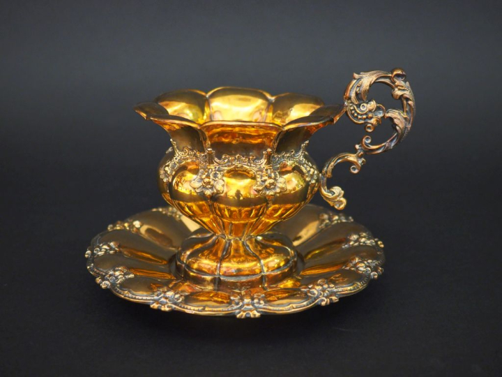 Tasse et sous tasse Napoléon III en vermeil, poinçon Minerve Poids : 4