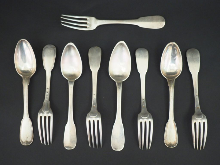 4 grands couverts et une fourchette en argent, poinçons dépareillés XV