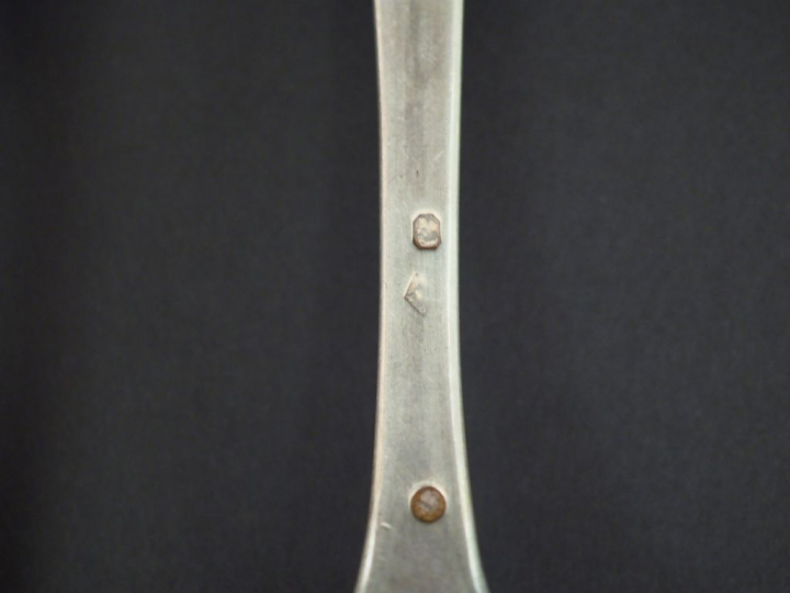 4 grands couverts et une fourchette en argent, poinçons dépareillés XV