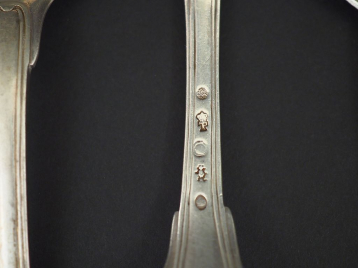 4 grands couverts et une fourchette en argent, poinçons dépareillés XV