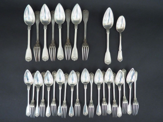 Vente aux enchères Couverts en argent modèle à coquille et palmette, monogrammés, travail