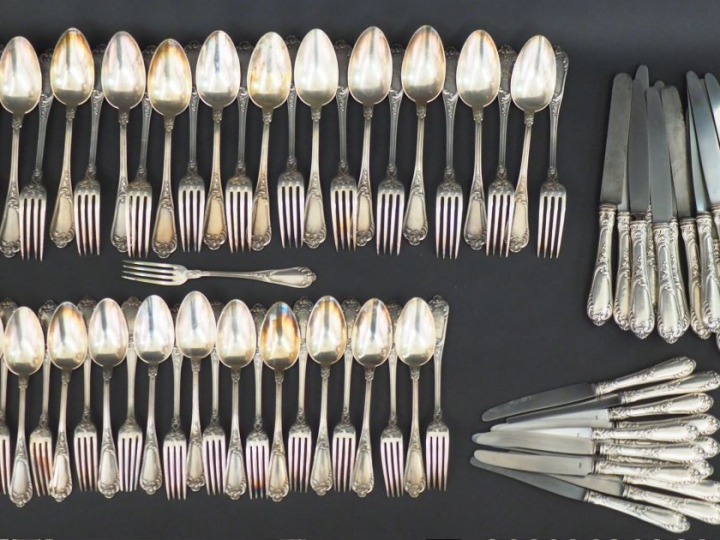 Ménagère Napoléon III en argent, poinçon Minerve, modèle feuillagé et 