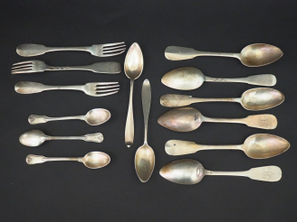 Vente aux enchères Ensemble de couverts en argent modèles et poinçons dépareillés Poids :