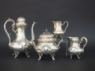 Vente aux enchères Service trois pièces de style Louis XV en argent étranger à décor de c