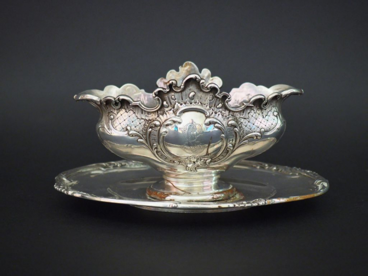 Saucière en argent de style Rocaille, travail étranger,monogrammée dan
