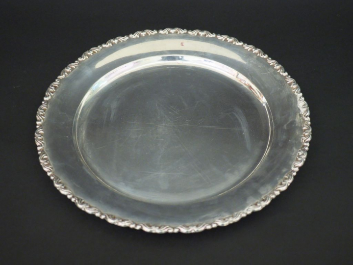 Plat rond en argent étranger Poids : 680 g