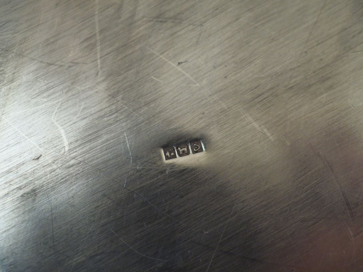 Plat rond en argent étranger Poids : 680 g