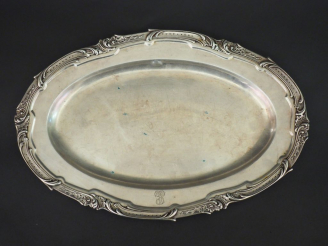 Vente aux enchères Plat ovale de style rocaille en argent, monogrammé Poids : 1100 g