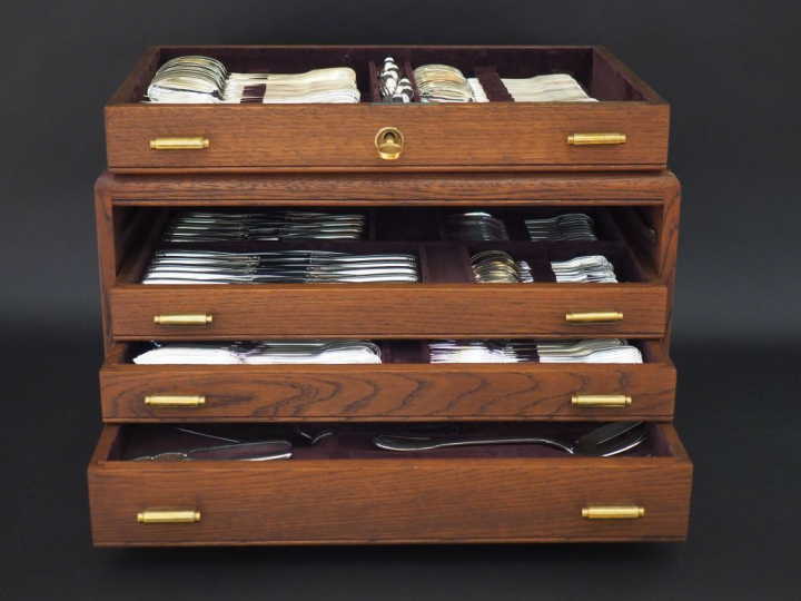 CHRISTOFLE. Ménagère en métal argenté dans son coffret, modèle à doubl