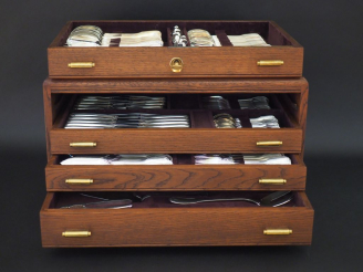 Vente aux enchères CHRISTOFLE. Ménagère en métal argenté dans son coffret, modèle à doubl