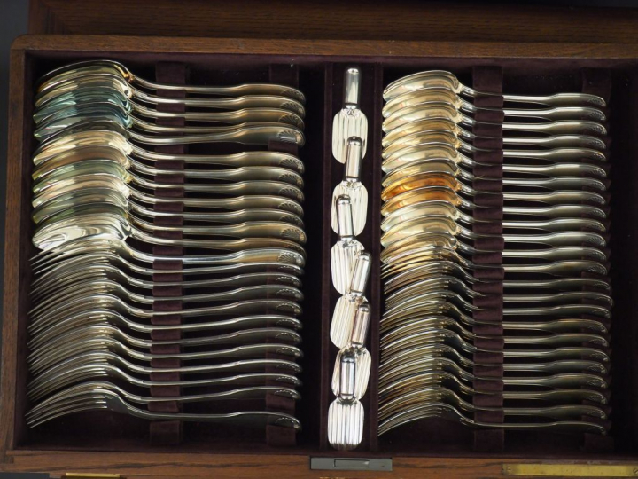 CHRISTOFLE. Ménagère en métal argenté dans son coffret, modèle à doubl