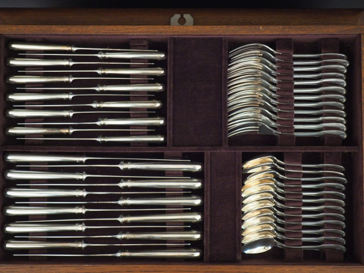 CHRISTOFLE. Ménagère en métal argenté dans son coffret, modèle à doubl