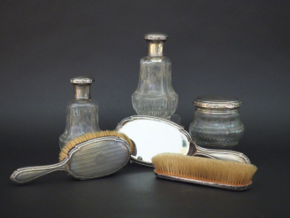 Vente aux enchères Garniture de toilette de style Louis XVI en cristal gravé à décor de t