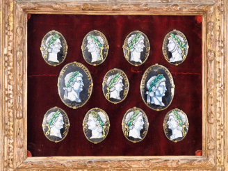 Vente aux enchères Ensemble de onze plaques ovales en émail peint en grisaille sur fond n