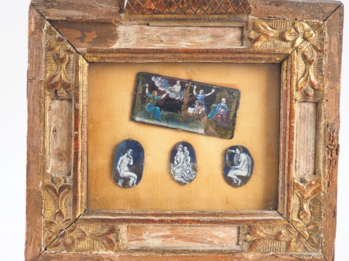 Lot de quatre plaques en émail peint polychrome avec rehauts d’or prés