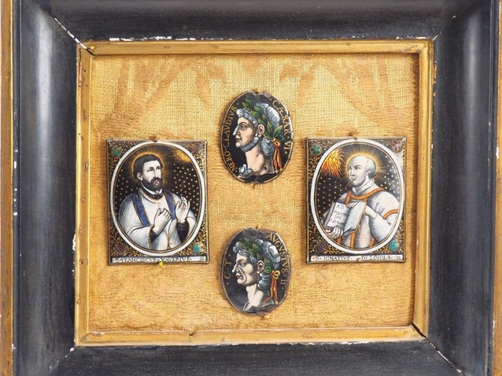 Lot de quatre plaques en émail peint polychrome avec rehauts d’or prés