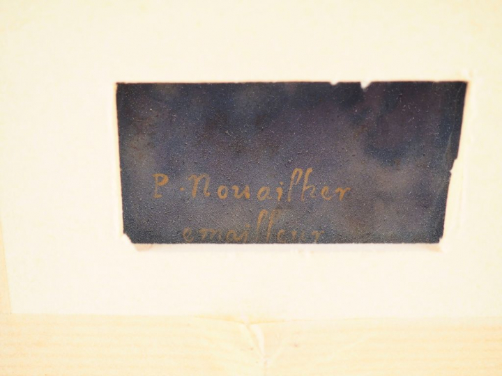 Plaque en émail peint polychrome avec rehauts d’or représentant la Vie