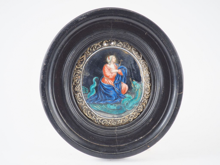 Plaque ovale en émail peint polychrome avec rehauts d’or représentant 