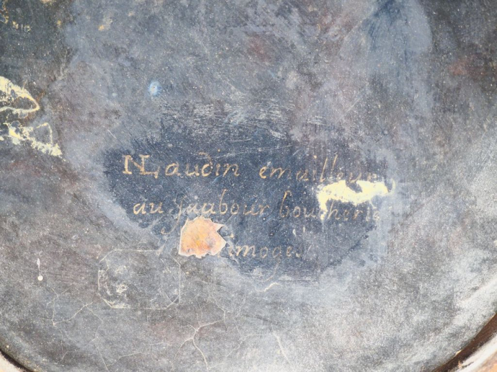 Plaque ovale en émail peint polychrome avec rehauts d’or représentant 