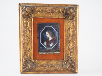 Vente aux enchères Plaque en émail peint polychrome avec rehauts d’or représentant dans u