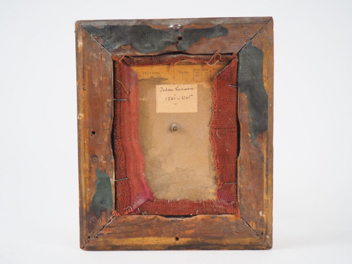 Plaque en émail peint polychrome avec rehauts d’or représentant dans u
