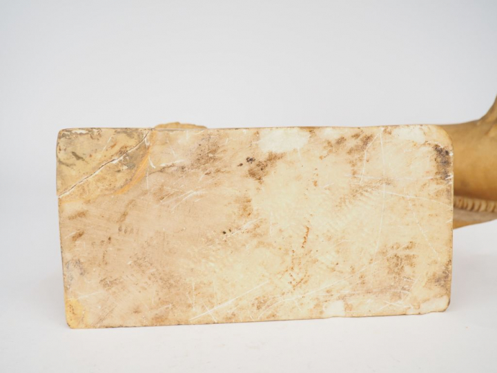 Paire de lions en albâtre sculpté en ronde-bosse. Couchés, les antérie