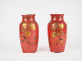 Vente aux enchères Paire de vases en céramique du Japon à décor laqué d'oiseaux et de fru