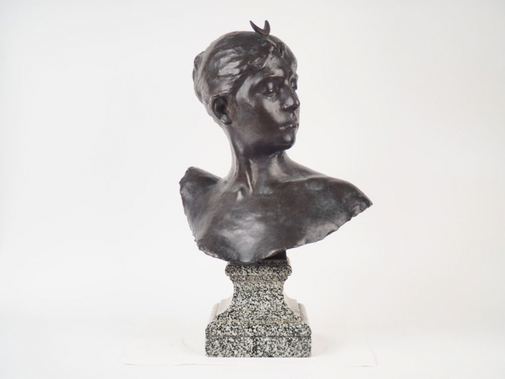 Alexandre FALGUIERES.  "Buste de Diane". Sculpture en bronze à patine 
