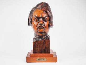 Vente aux enchères Manolo PEREZ-VALIENTE. "Balzac". Sculpture en bois patiné. H. 45 cm. S