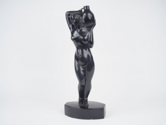 Vente aux enchères Manolo PEREZ-VALIENTE. "Jeune femme à la jarre". Sculture en ébène, si
