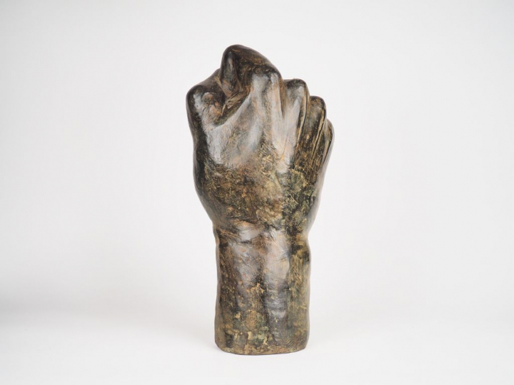 FRANCK. L. "Le poing olympique". Sculpture en bronze à patine brune, n
