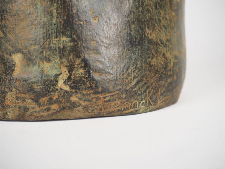 FRANCK. L. "Le poing olympique". Sculpture en bronze à patine brune, n