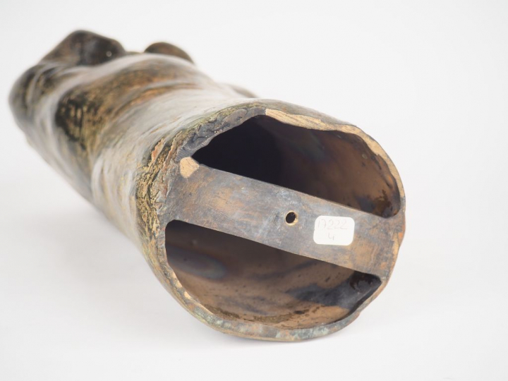 FRANCK. L. "Le poing olympique". Sculpture en bronze à patine brune, n