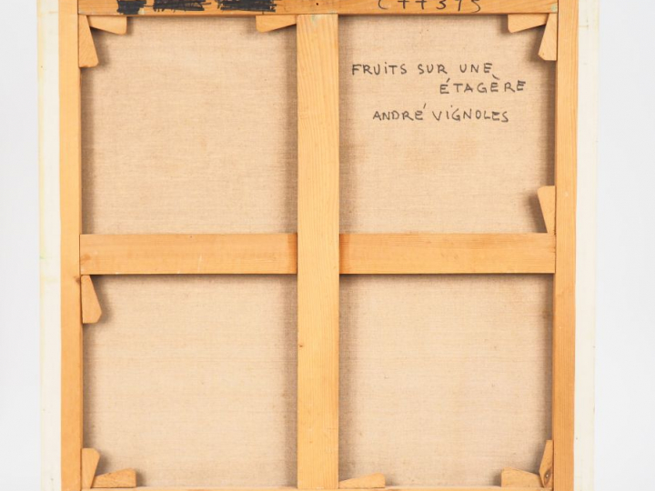André VIGNOLES. "Fruits sur une étagère". Huile sur toile signée en ba